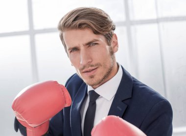 Boks eldivenleri ile iş adamı ayakta duruş