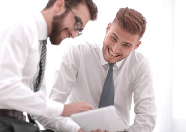 Dijital tablet ekrana bakarak up.business meslektaşları kapatın