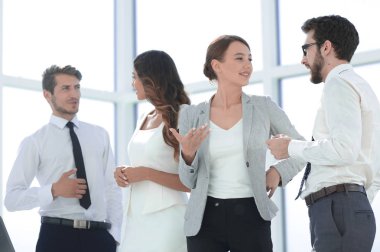 ofiste genç işçilerin konuşma