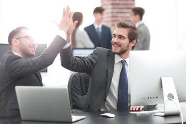 Yüksek beş için motivasyon veren başarılı iş adamları