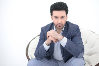 up.serious modern insanın rahat bir sandalyede oturuyor kapatın