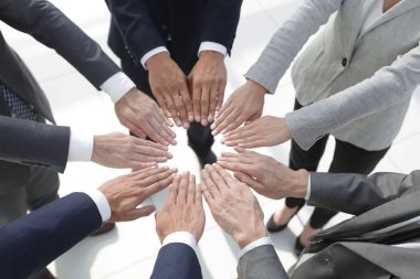 İş adamları birbirlerine ellerini uzatıyorlar.