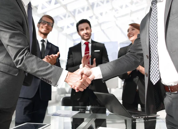 Handshake parceiros de negócios em pé no escritório — Fotografia de Stock