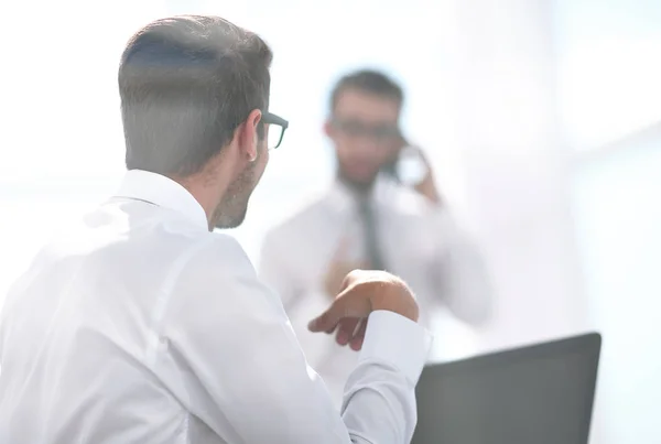 Giovane uomo d'affari che mostra il suo successo — Foto Stock