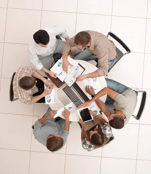 Top view.the equipo de negocios celebra una mesa redonda — Foto de Stock