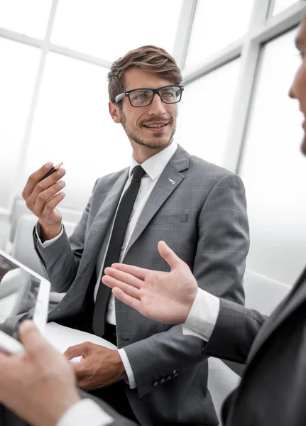 Les gens d'affaires assis dans le bureau pendant la pause — Photo