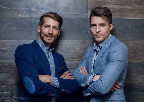 Два молодих бізнесмена ізольовані на сірому — стокове фото