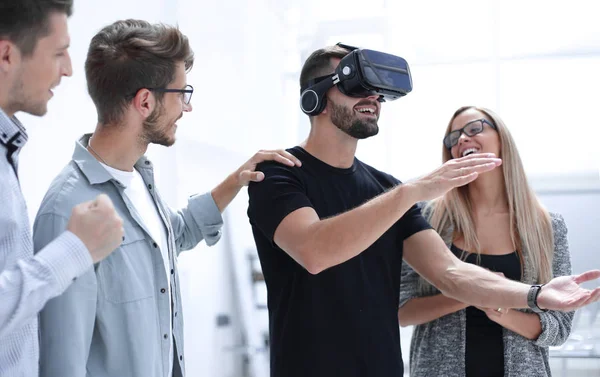 Hombre con gafas de realidad virtual — Foto de Stock