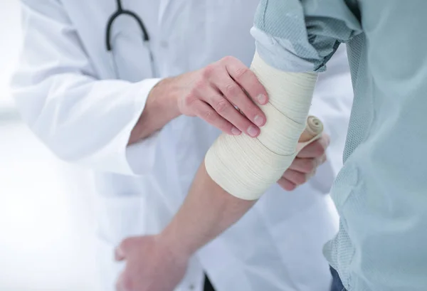 Closeup.doctor applying elastic bandage — Stock Photo, Image