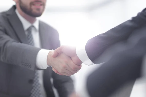 Twee collega 's schudden elkaar de hand na een vergadering — Stockfoto