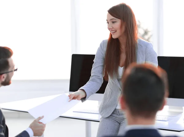 Employee gives the Manager the document. — Stock Photo, Image
