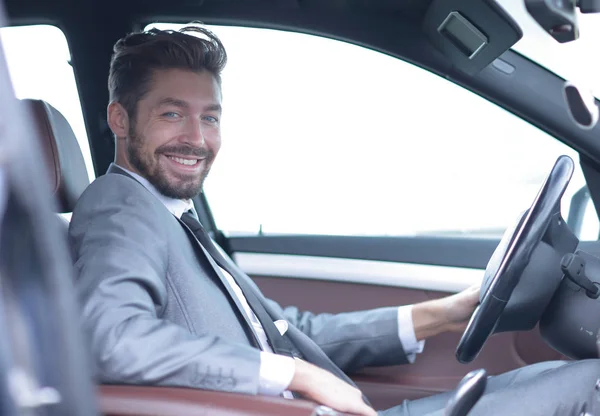 Красивий бізнесмен на водійському сидінні в його машині — стокове фото