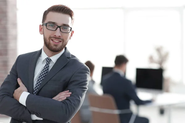 Erfolgreicher Geschäftsmann im Hintergrund seines Amtes — Stockfoto