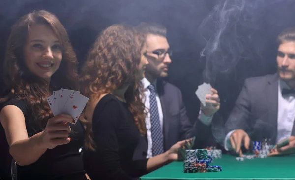 Mujer sonriente con la combinación ganadora de cartas — Foto de Stock