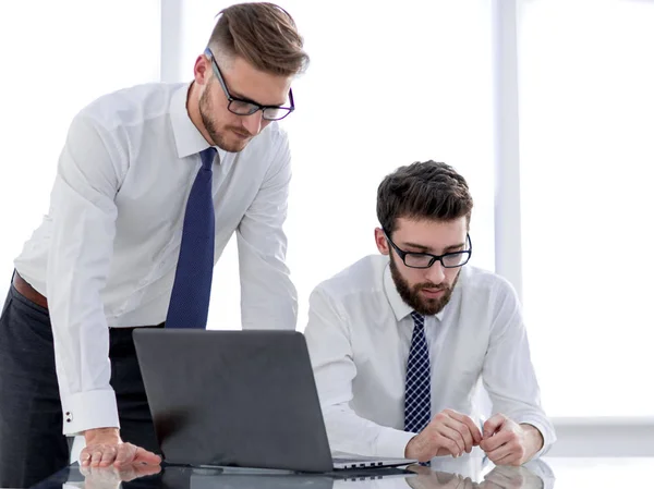 Cerrar. Dos empleados resolviendo problemas de negocio — Foto de Stock