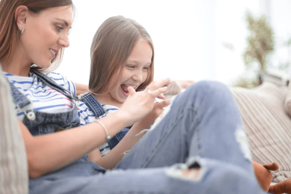 ）（快乐的妈妈和她的女儿正在用智能手机看视频 — 图库照片
