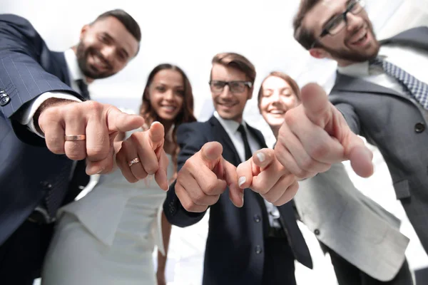 Close up. Sorridente team di lavoro che ti indica — Foto Stock