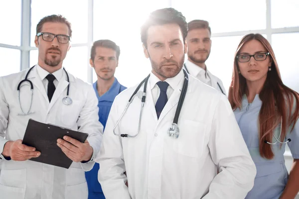 Jóvenes médicos mirando a la cámara — Foto de Stock