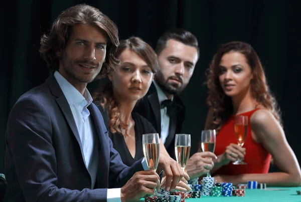 Poker oyuncuları şampanya için siyah arka plan üzerine — Stok fotoğraf