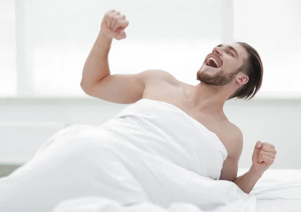 Homem feliz acordando de manhã — Fotografia de Stock