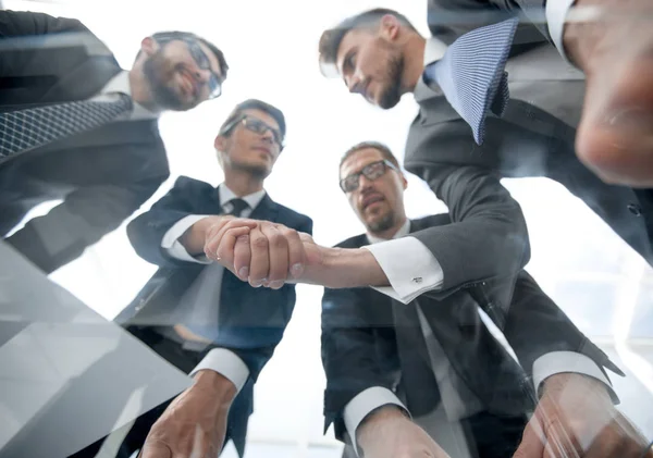 Unternehmer beim Händeschütteln am Verhandlungstisch — Stockfoto