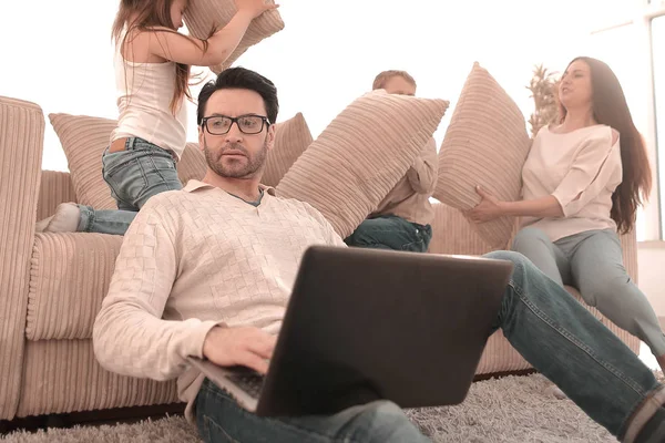 Close up.a homem de sucesso trabalhando em um laptop em sua casa — Fotografia de Stock