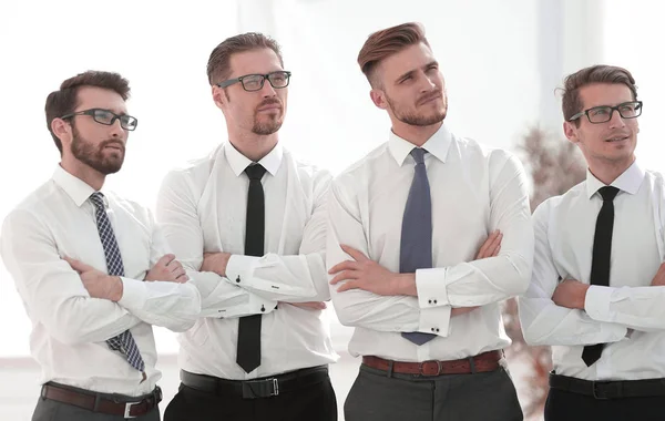 Equipo profesional de negocios de pie en la oficina — Foto de Stock