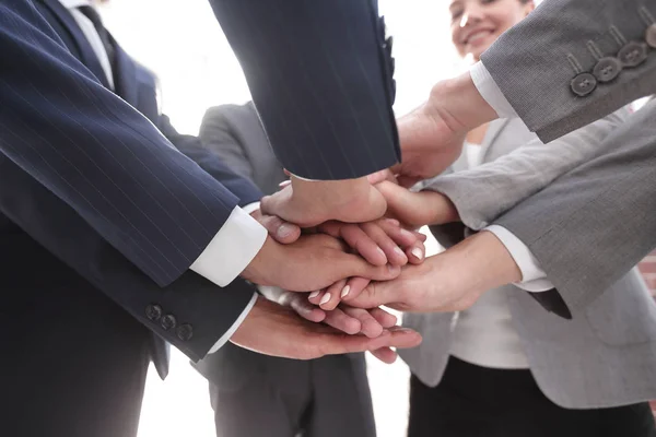 Gente de negocios doblando sus manos juntos. — Foto de Stock