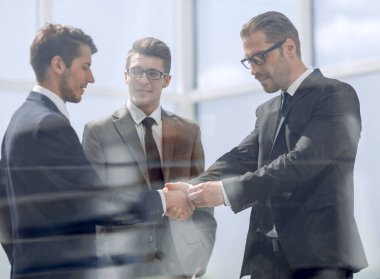 Modern bir ofiste el sıkışma işi ortakları