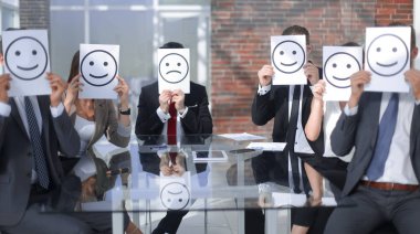 Masada oturan smiley simgeleri ile iş takım