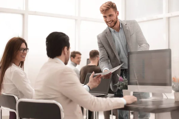 Empleados que trabajan con documentos en la oficina — Foto de Stock