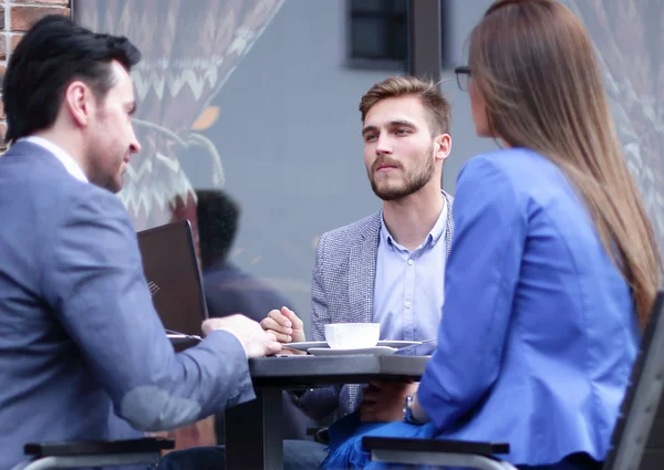 Geschäftskollegen diskutieren am Kaffeetisch über Geschäftsfragen — Stockfoto