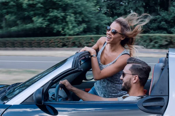 Paar liefhebbers rijden op een converteerbare auto — Stockfoto