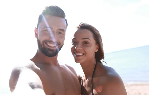 Glückliches Paar, das unbeschwerte Zeit am Strand im Freien verbringt. — Stockfoto