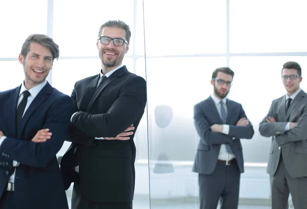 Grupo de gente de negocios de pie cerca de la pared de vidrio —  Fotos de Stock