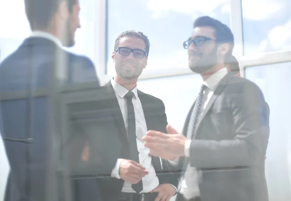 Gruppo di uomini d'affari che parlano nella hall dell'ufficio — Foto Stock