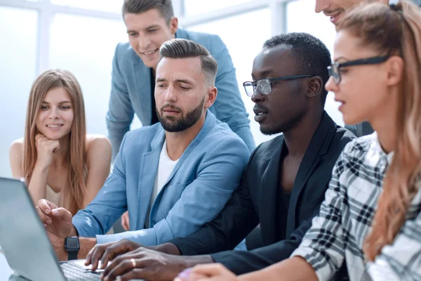 Multinationale groep van jonge mensen aan de tafel — Stockfoto