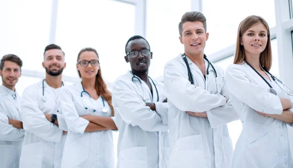 Portrait d'un groupe réussi de médecins stagiaires . — Photo