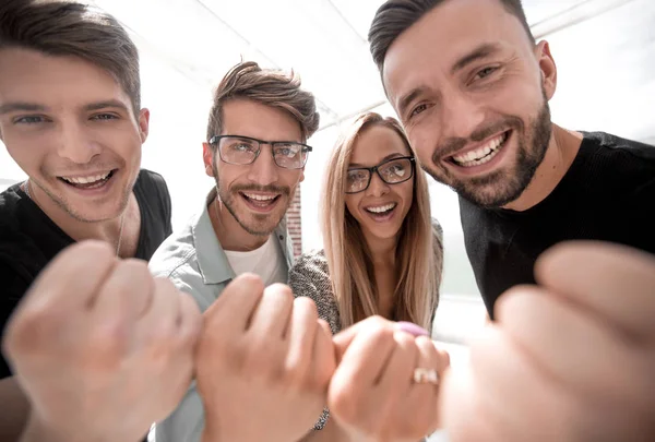 Amigos celebran la victoria en la oficina —  Fotos de Stock