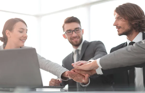 Empresarios exitosos trabajando en equipo —  Fotos de Stock