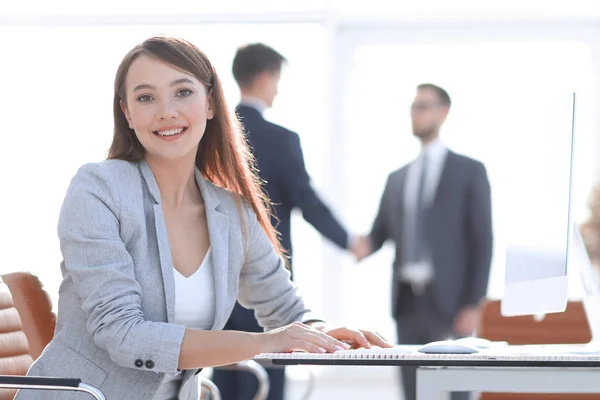 Erfolgreiche Geschäftsfrau im Hintergrund des Büros. — Stockfoto