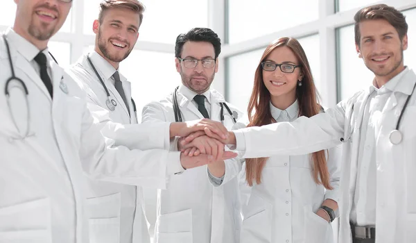 Groupe de médecins avec les mains pliées ensemble — Photo