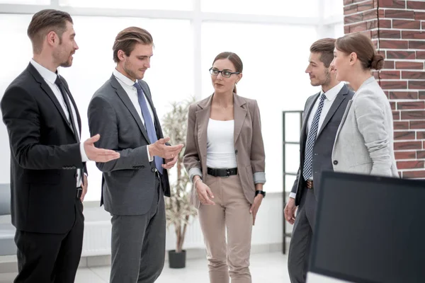 Företagets anställda diskutera stående på kontoret — Stockfoto