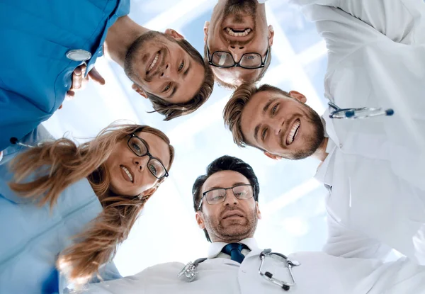 Medici guardando giù sorridendo alla fotocamera — Foto Stock