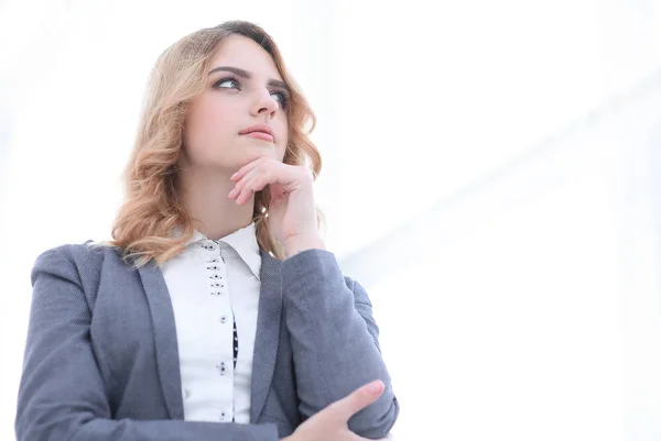 Moderne Frau beim Betrachten von copy space.i — Stockfoto