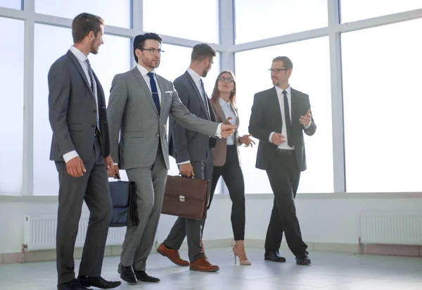 Empresarios caminando en el fondo de la oficina. —  Fotos de Stock