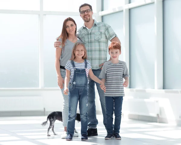 Familj med två barn står i ett nytt hus — Stockfoto