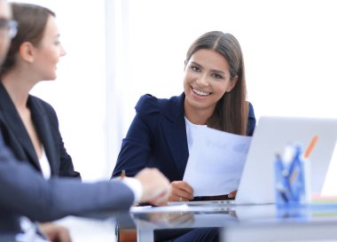 İş ortakları toplantıda belge ve fikirleri tartışıyor