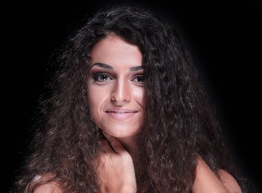 Kadın modeli uzun parlak dalgalı saç modeli ile.