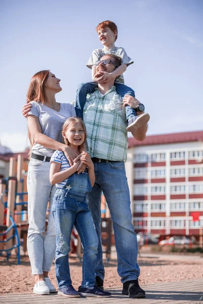 Porträtt av en lycklig ung familj — Stockfoto